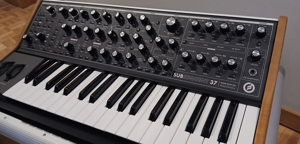 Moog Subsequent 37 + Case512917478300067841