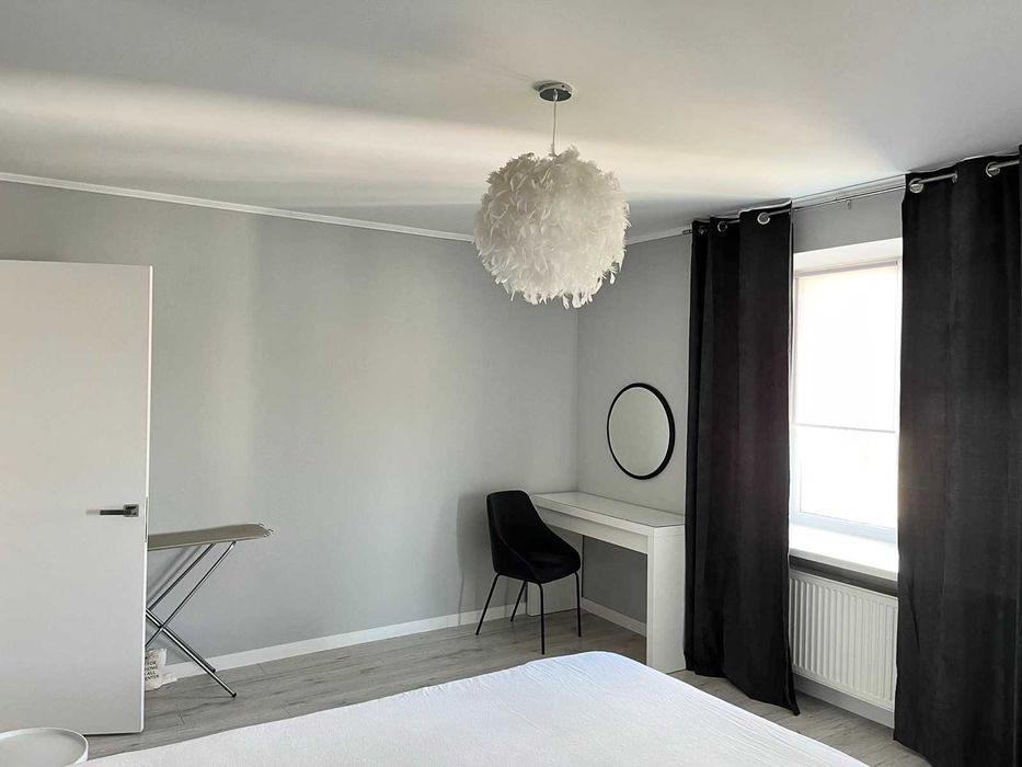 Продам простору квартиру-студію з панорамним виглядом по Коновальця