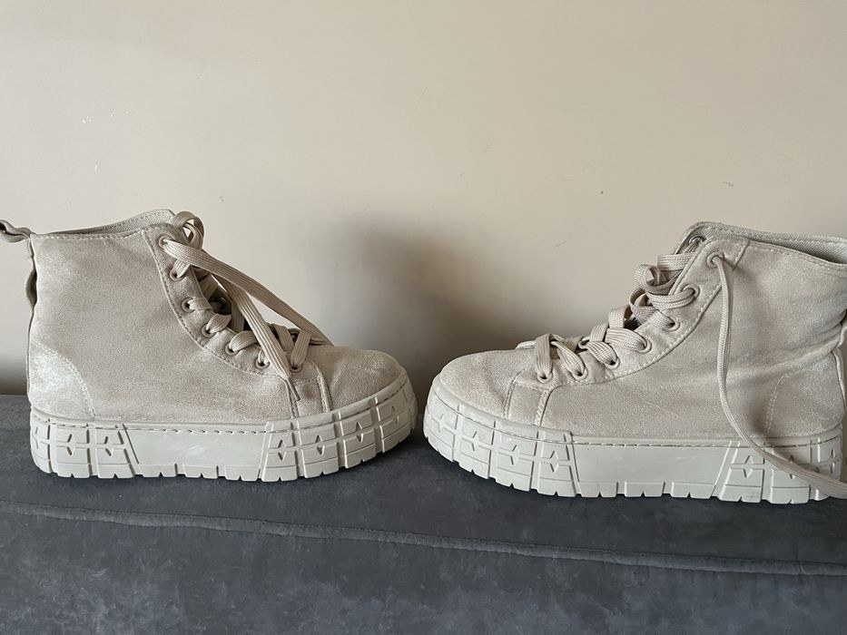 Bezowe botki na grubej podeszwie 38