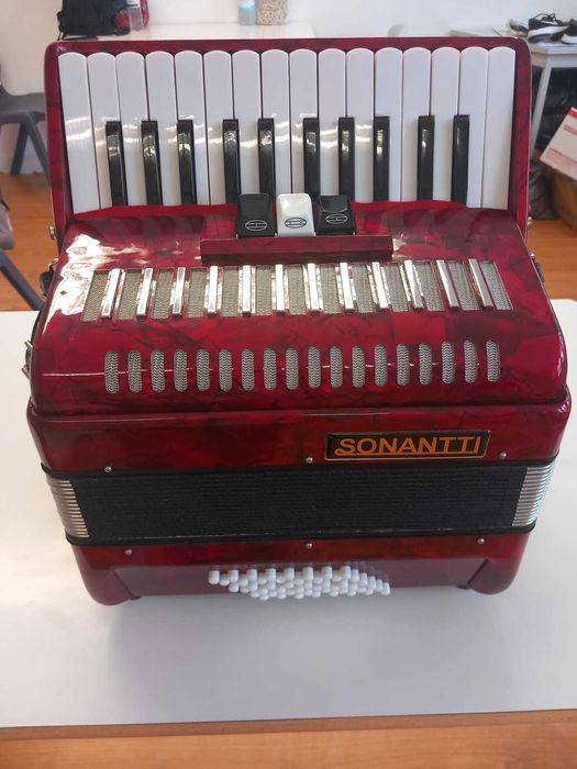ACORDEÃO SONANTTI (com pouco uso)