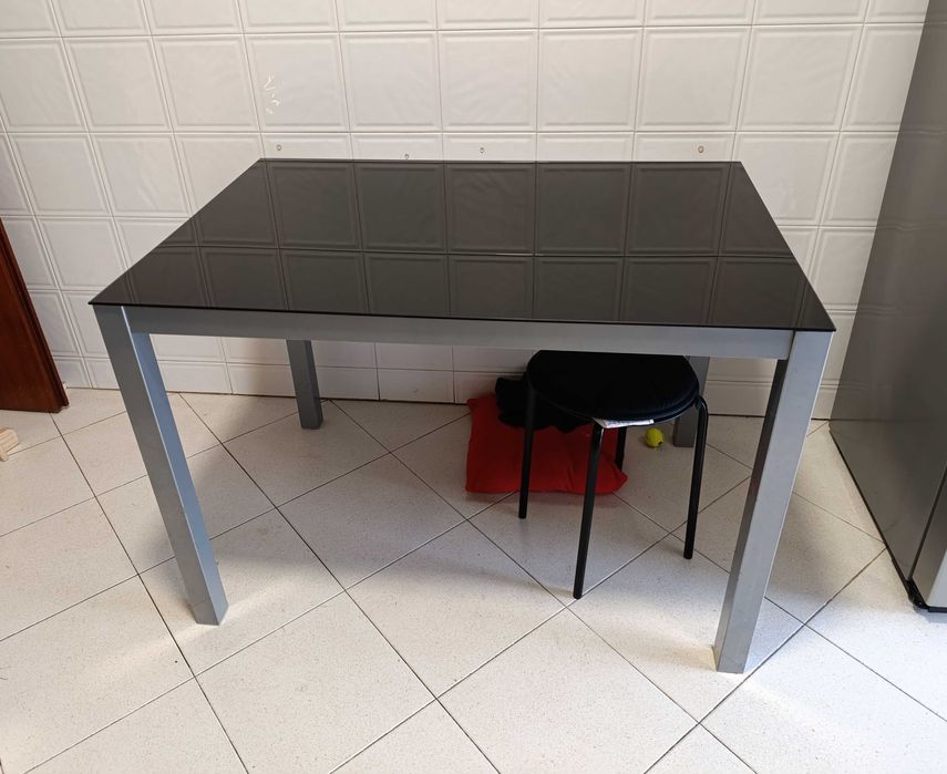 Mesa de cozinha ou sala com vidro preto + 2 cadeiras