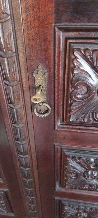 Guarda-fatos Antigo em Madeira Escura com Entalhes – Excelente Estado