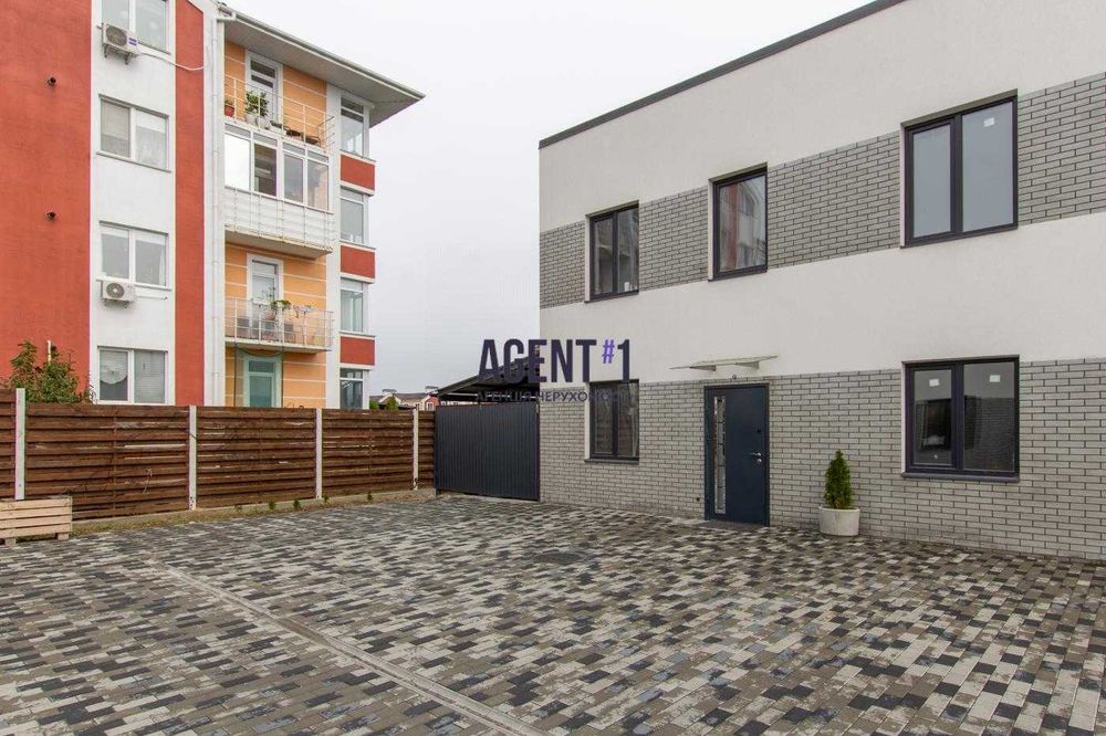 Продається таунхаус в центральній локації села Білогородка.