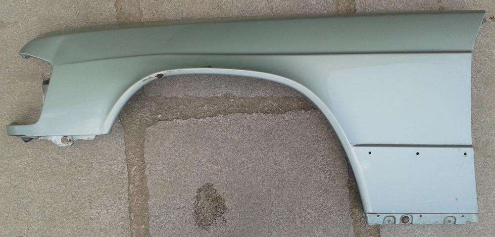 Guarda-Lamas, do lado do condutor, de um Mercedes 190.