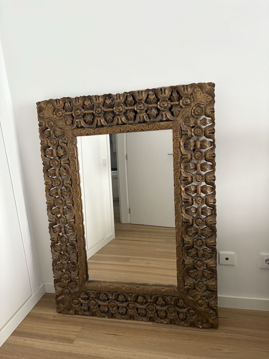 Espelho classico com moldura dourada