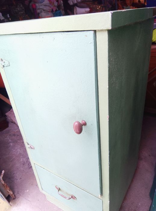 Antigo armário de farmácia em madeira