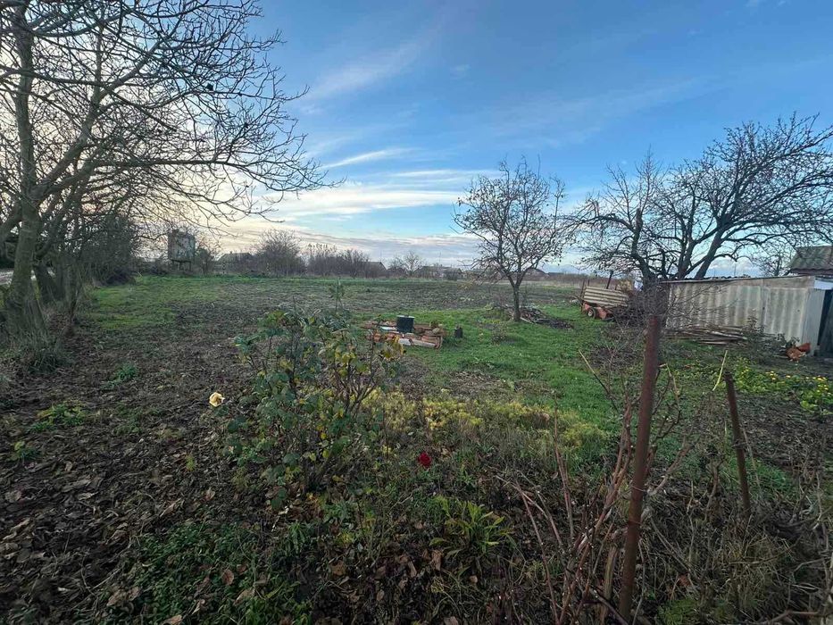 продам 25 соток землі з будинком