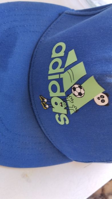 Кепка Адидас ОРИГ!(пятно это просто вода не успевшая высохнуть )