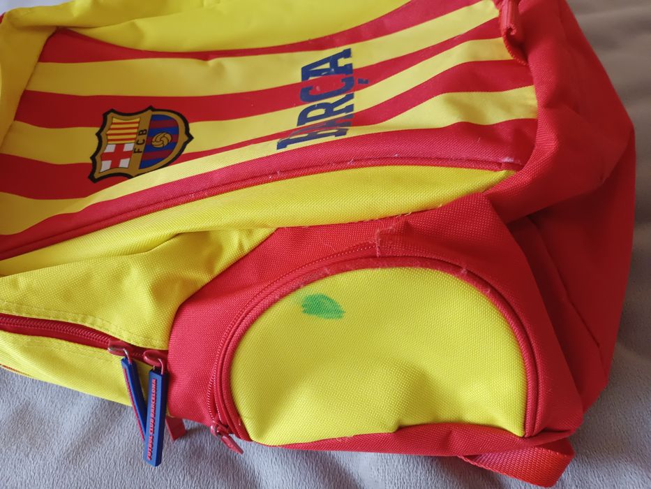 Plecak miejski fcbw jaskrawych kolorach.