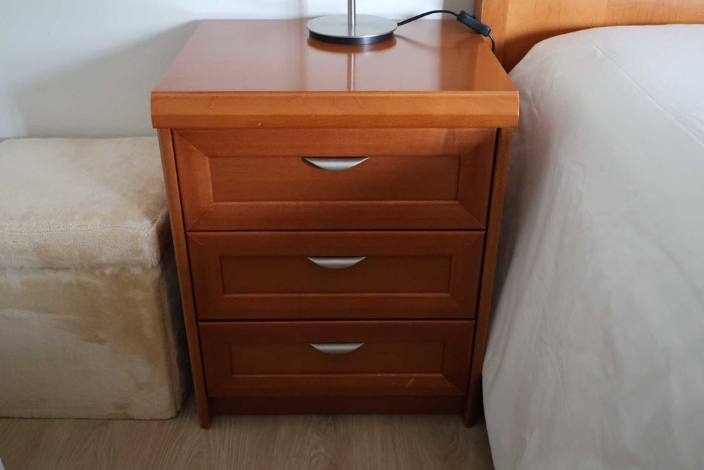Conjunto de Mobília de Quarto – Cómoda, Camiseiro, Mesinhas de Cabeceira, Cabeceira e Espelho