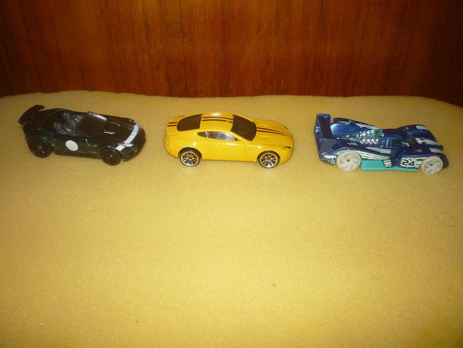 Três carrinhos "Hot Wheels": 1 euro