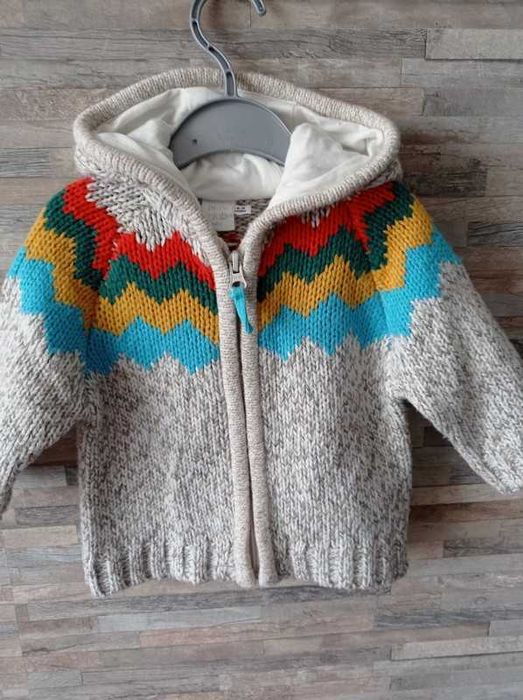 Ciepły sweter z kapturem.