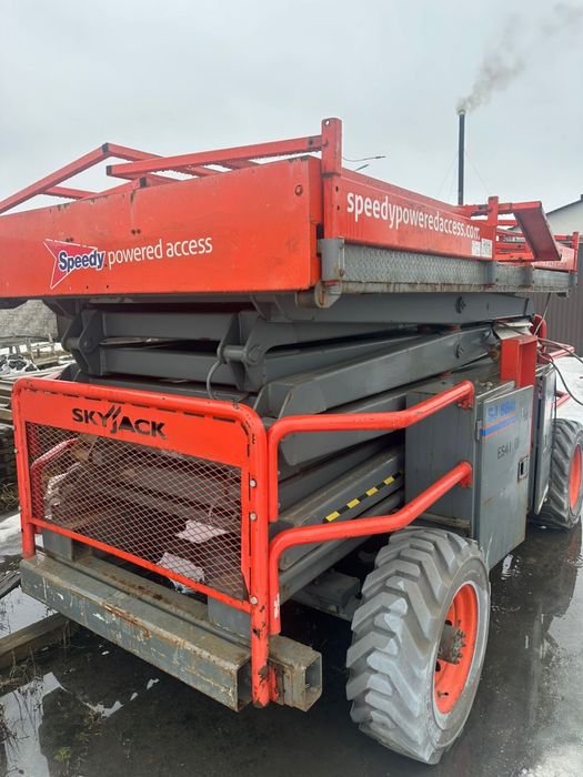 Ножничний навантажувач