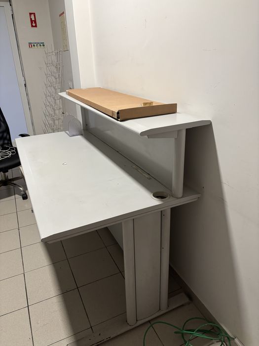 Expositor para revistas e jornais e secretaria