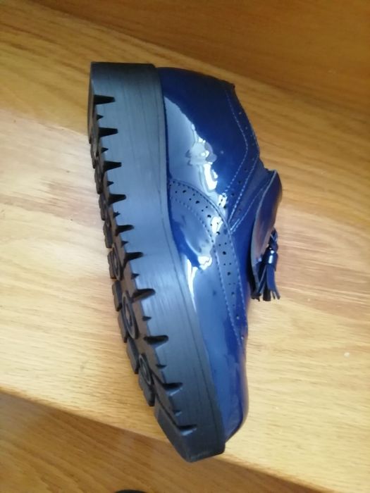Sapato de senhora ou menina azul. Escuro