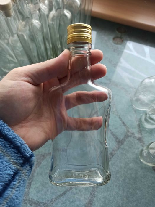 Szklane butelki na soki, wino lub nalewki