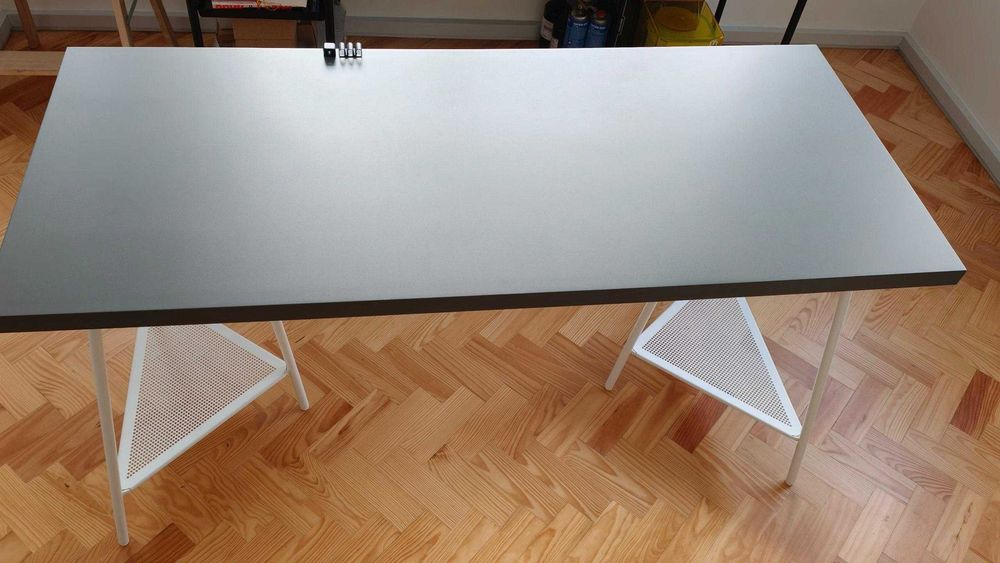 Secretária IKEA 140x60 com gestão de cabos