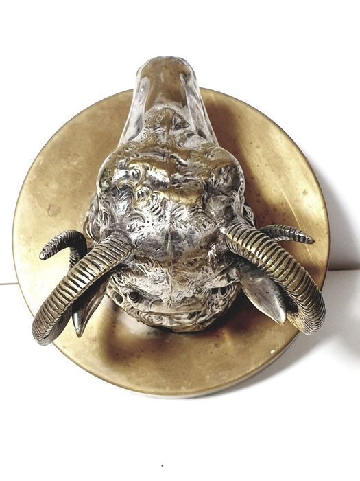 Rara antiga escultura de cabeça de bode com banho em prata