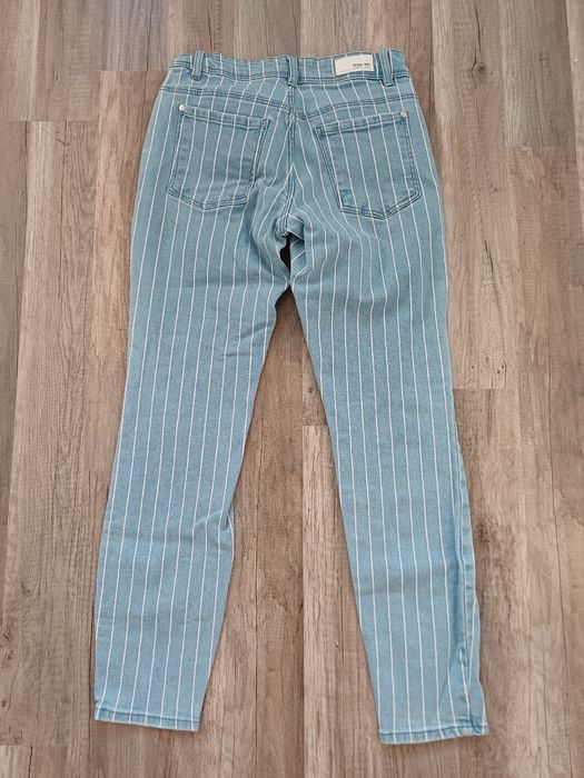 Jasnaniebieskie jeansy skinny w białe pionowe paski Takko Denim 1982 34