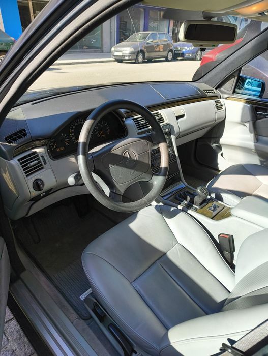 Mercedes-Benz Classe E (W210) E230 Petrol 150cv – Interior em Pele / Para Desimpedir