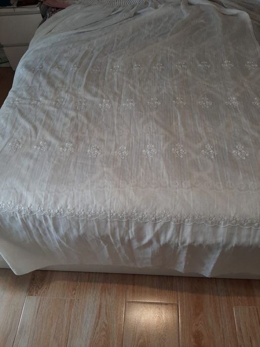 Vende se Cortinado inteiro cor branca com bordados de seda com flores