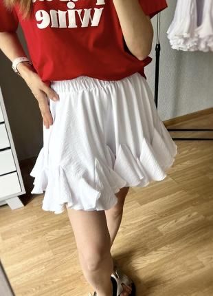 белая юбка-шорты с рюшами, новая