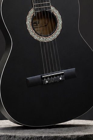 Guitarra acústica preta. Nova.