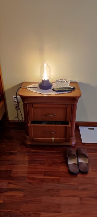 Mesa de cabeceira para quarto em madeira de Cerejeira