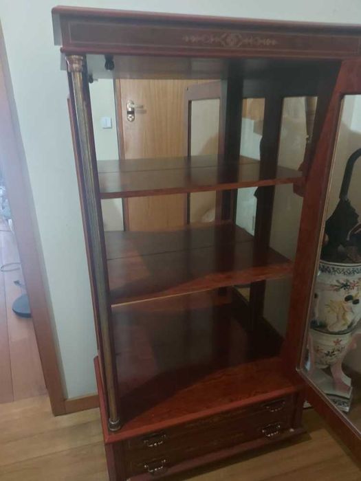 Vitrine Clássica com Detalhes Dourados