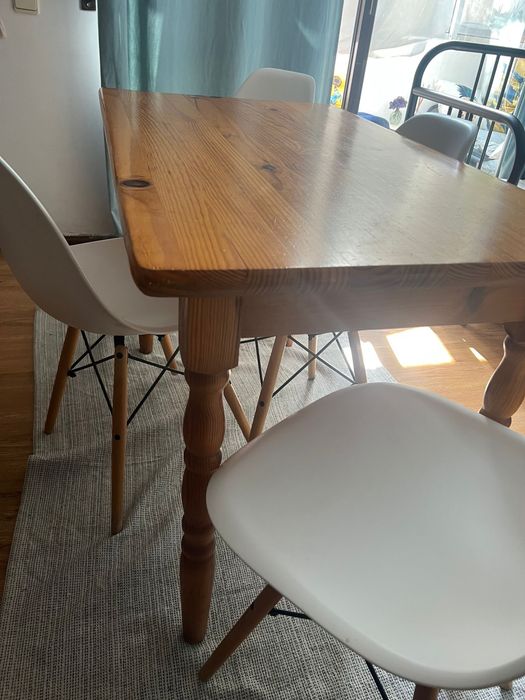 Vendo mesa de madeira,com 1 cadeira de plastico branco e pés de madei