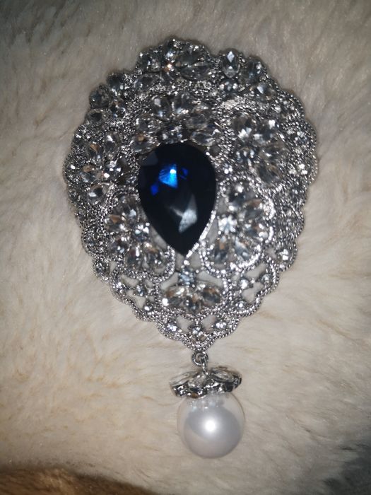 Przepiękna, duża brosza, z cyrkoniami.
