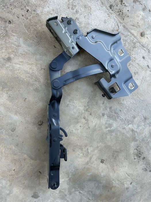 Петля капота левая Polestar 2