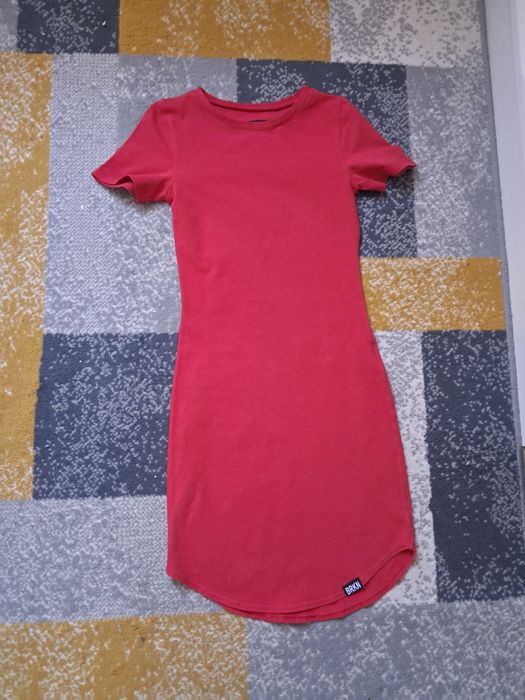 Sukienka dopasowana czerwona S
