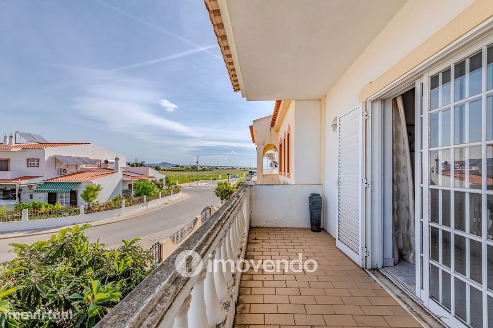 Moradia T4, com áreas amplas e jardim, em Faro