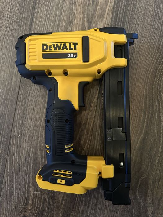 Акумуляторний степлер Dewalt DCN701.20v