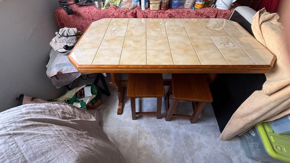 Vendo mesa de cozinha  + 4  bancos Pinho mel