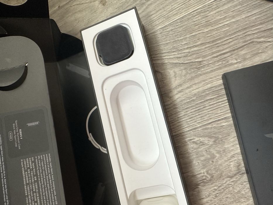 Продам Apple Watch series 4