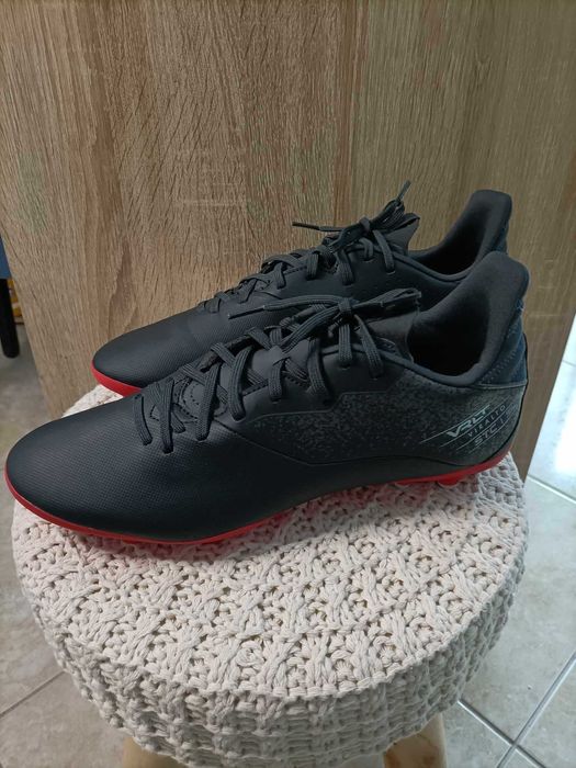 Chuteiras de Futebol Viralto I FG Preto/Vermelho