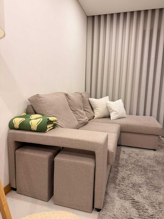 Sofá , mesa, candeeiro e móvel de TV