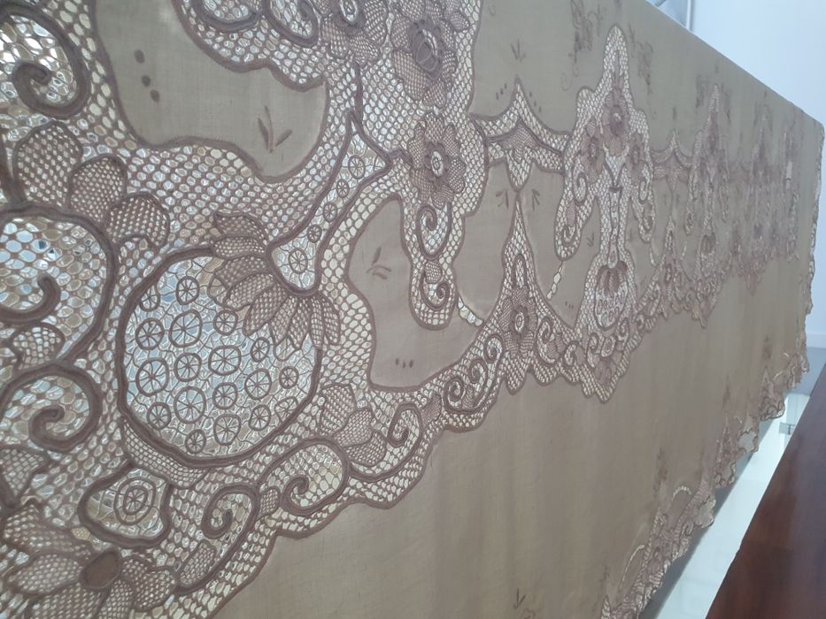 Toalha de linho bordada (3m) com renda de Veneza e 12 guardanapos