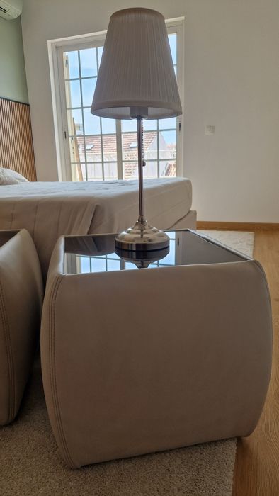 Mesas de cabeceira em pele sintetica e tampo de vidro