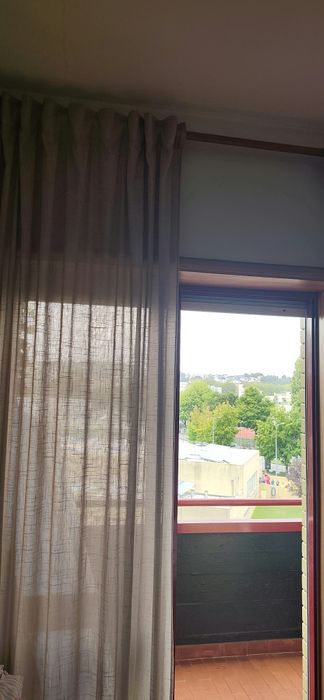 Várias peças de cortina com varão