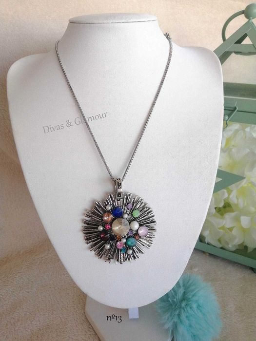 Vários colares lindíssimos