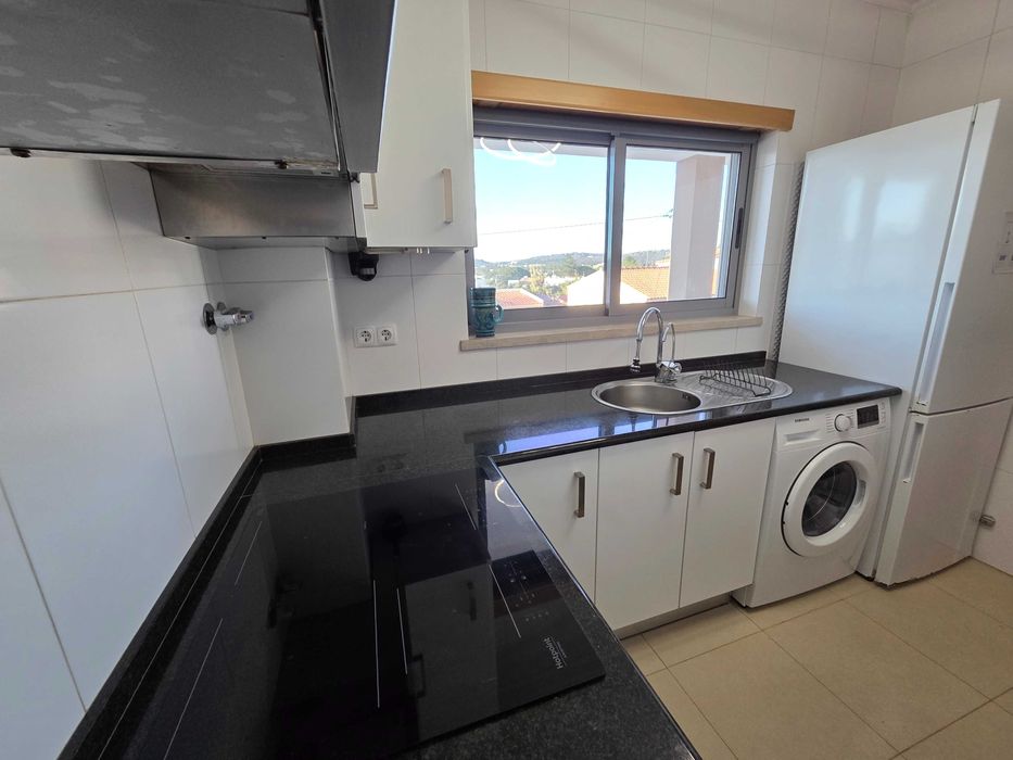 Arrendamento de longa duração de T1 em Condomínio c/ piscina e garagem