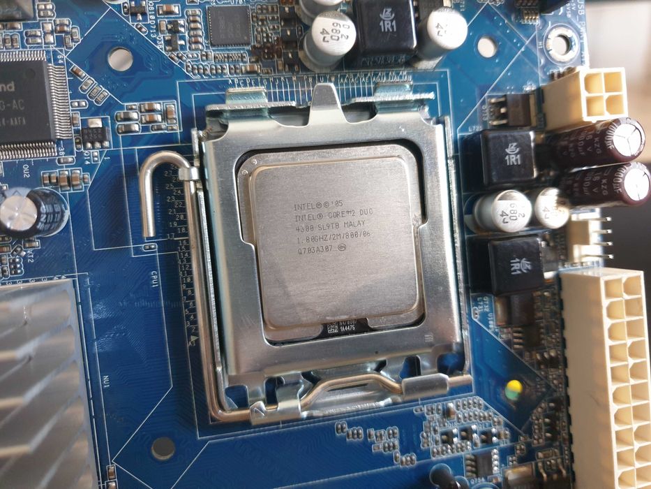 ASRock G31M-VS2 + INTEL CORE 2 DUO 4300 SL9TB + 3GB Ram ddr2 800