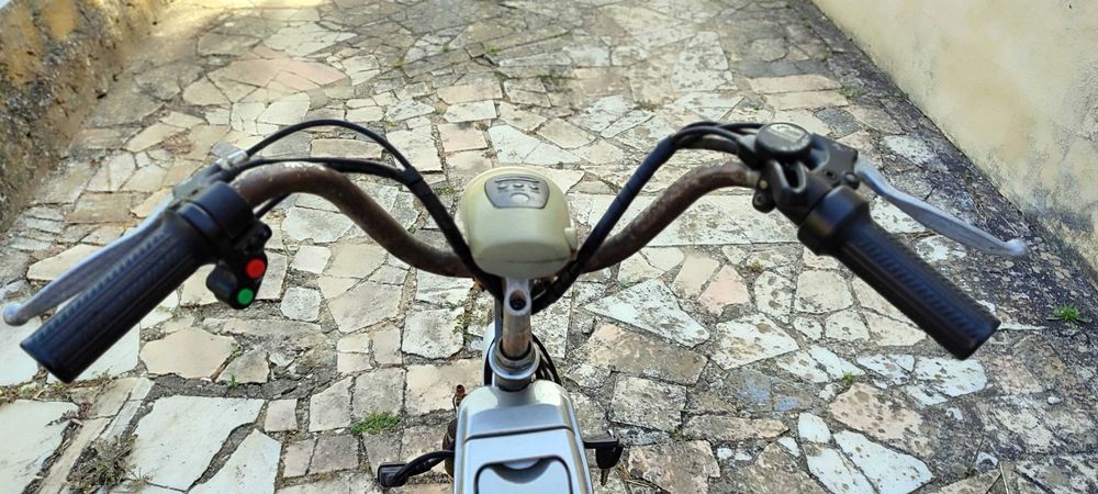 Bicicleta elétrica avariada, completa ou à peça. Com carregador e baterias.