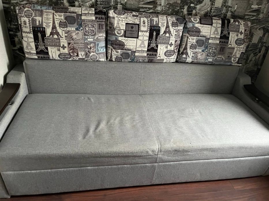 Диван спальний сірий