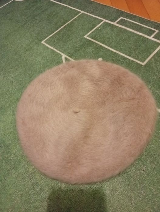 Brązowy beret damski