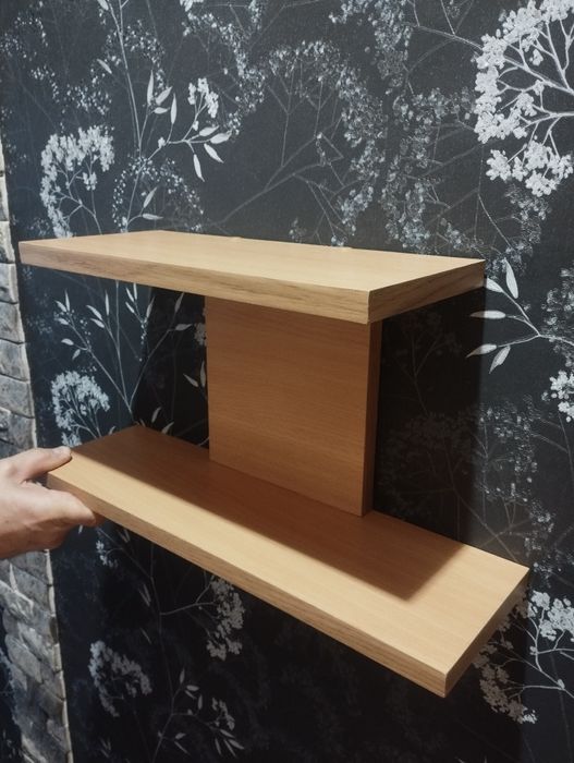 Полиця з двох поличок.