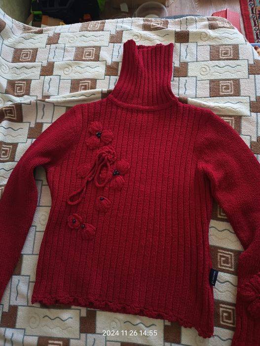 Яскравий светр теплий